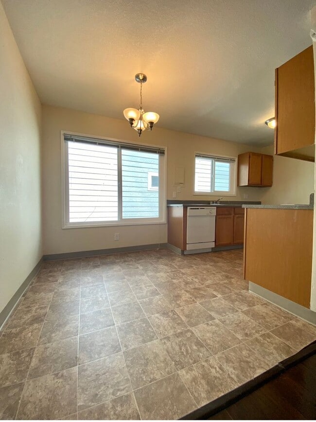 Building Photo - Montavilla Upstairs Townhouse~ Off Street Parking~ 89 Walk Score~ 99 Bike Score~ Pets Welcome!