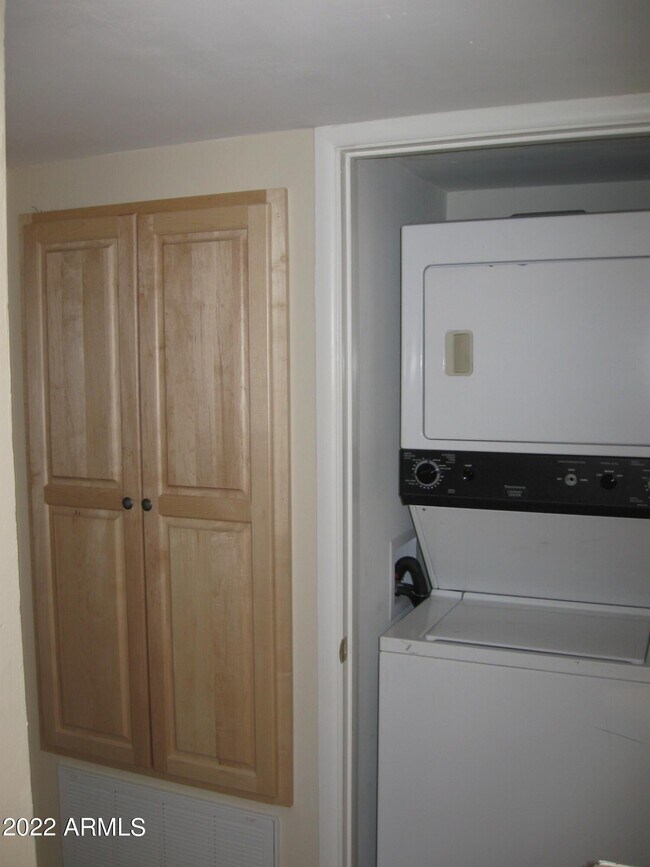 Building Photo - 6804 E 2nd St