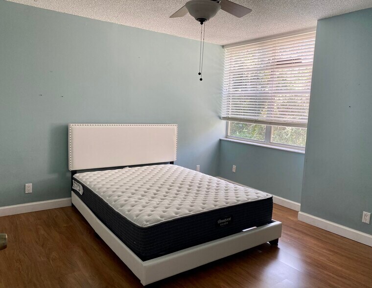 Building Photo - 9420 Live Oak Pl