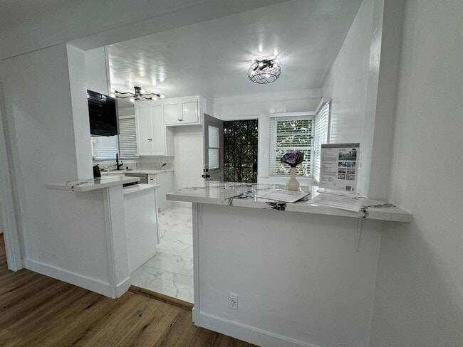 Interior Photo - 14443-14445 1/4 Dickens St
