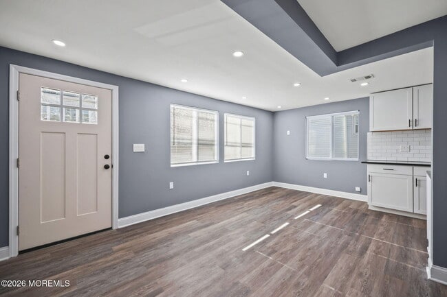 Building Photo - 143 Center Ave