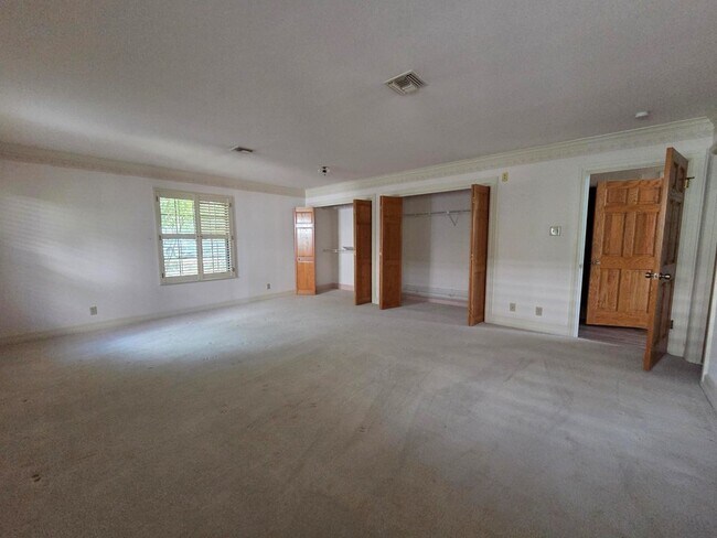 Building Photo - 2212 Rock Creek Dr