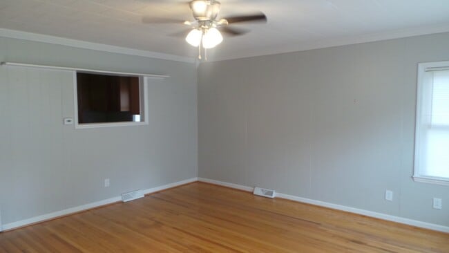 Building Photo - ~~~ Charming AND Convenient ~~~