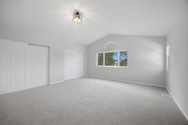 Building Photo - 2704 Stratford Ln