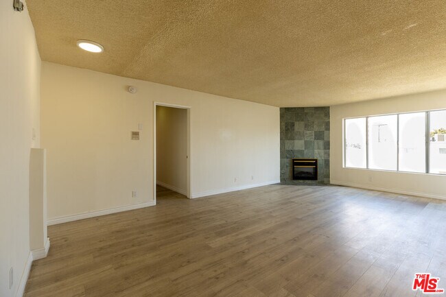 Building Photo - 1033 6th St
