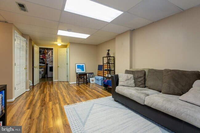Building Photo - Stylish and Spacious Townhome with Open Floor Plan and Updated Kitchen