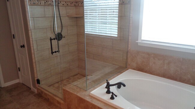 Building Photo - Welcome home to Cureton!