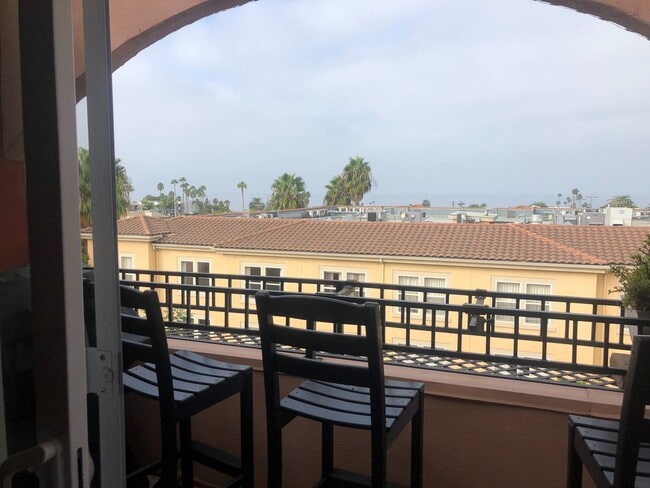 Building Photo - Ocean View 1 Bed/1 Bath in North Pacific Beach!