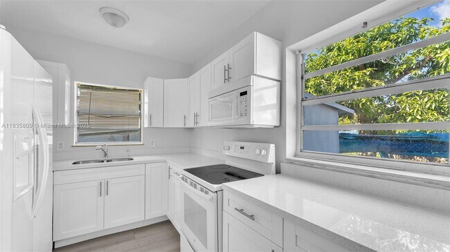 Building Photo - 4651 NW 23rd Ct