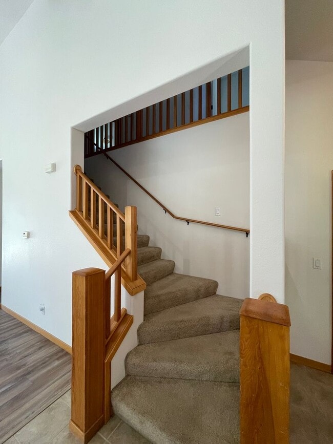 Building Photo - Spacious 3-Bed Home with Private Baths, Owners are offering a 10%discount to military families