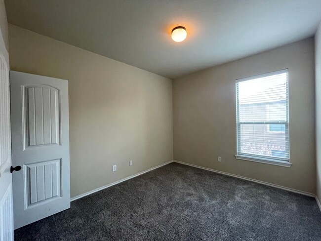 Building Photo - Townhome for rent