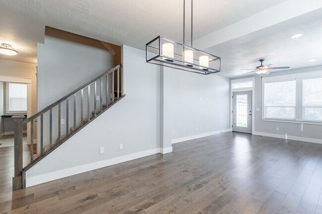 Building Photo - Quiet Centrally located 3 bed 2.5 bathroom