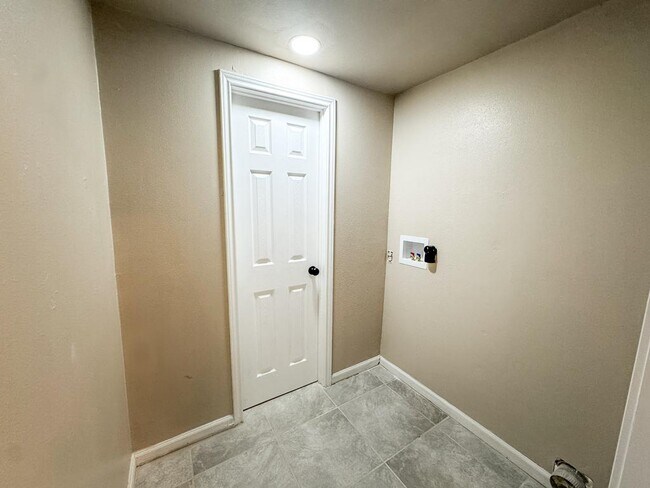 Building Photo - 305 Larkspur St