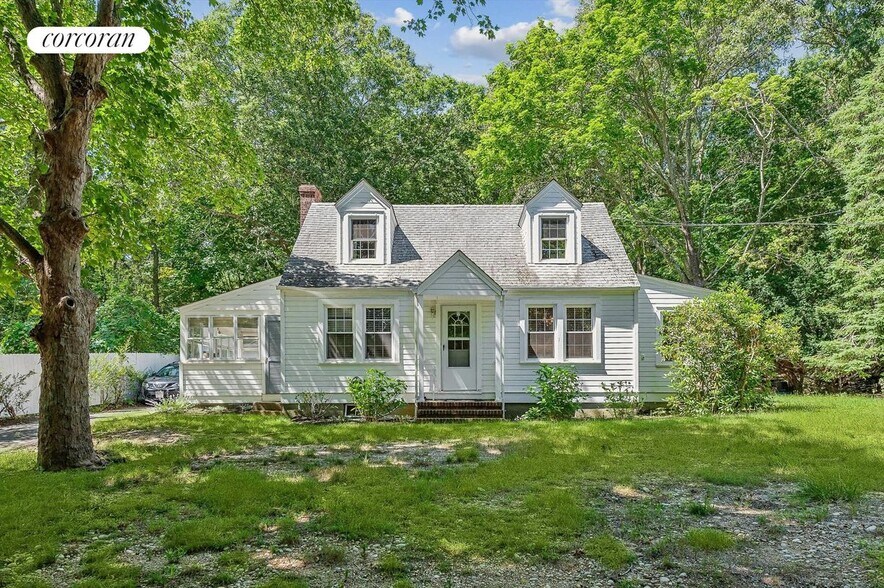 Building Photo - 3766 Noyack Rd