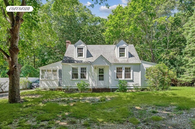 Building Photo - 3766 Noyack Rd