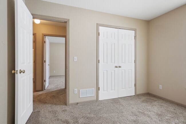 Building Photo - 2 bedroom 1.5 bath in Oak Grove-Available in July