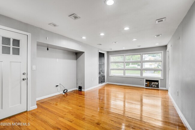 Building Photo - 201 Golf Rd
