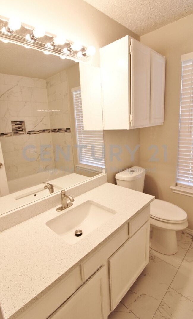 Building Photo - Spacious 2-Story 4/2.5/2 in Lancaster For Rent!