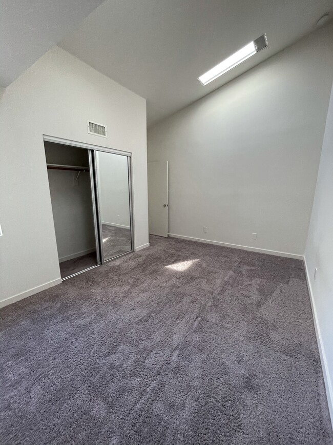 Guest room with vaulted ceilings - 2545 6th St