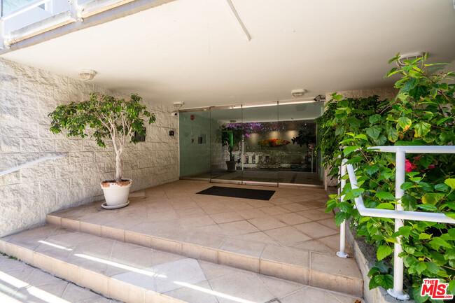 Building Photo - 723 Palisades Beach Rd