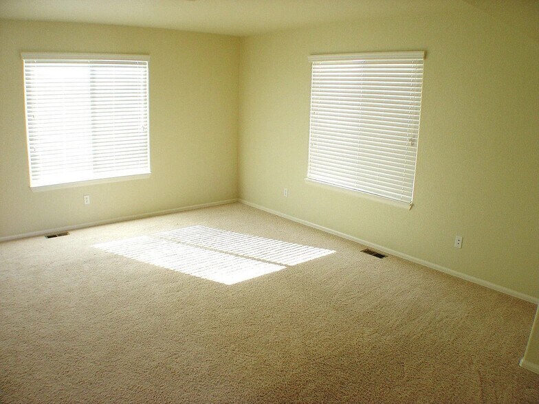 Building Photo - 2464 Sierra Springs Dr