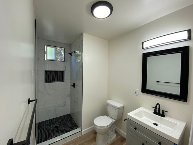 Building Photo - 1645 W Adams Blvd