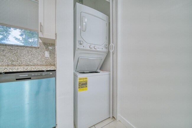 Building Photo - 14885 NE 7th Ave