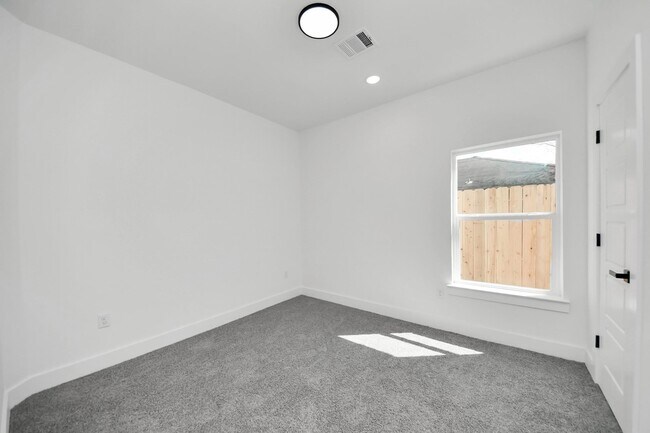 Building Photo - 8106 Locksley Rd