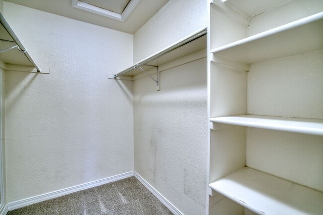 Building Photo - Beautiful Quail Crossing Townhome – Walk t...