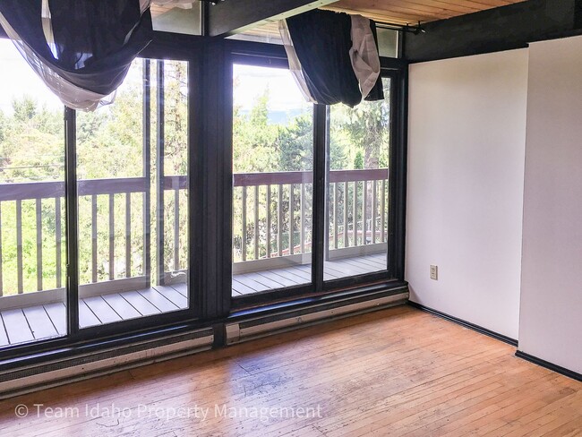 Building Photo - Taylor Ave Tri-Plex