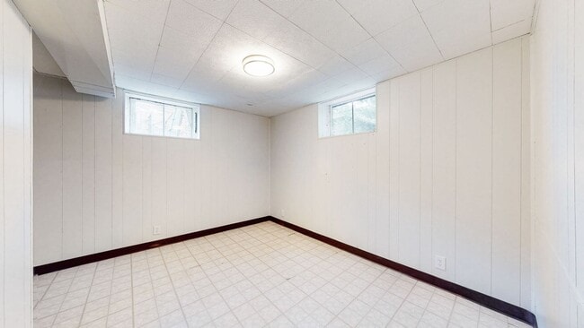 Building Photo - Hikes Point 3 Bed/2 Bath with Basement & Fenced-in Yard