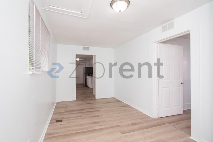 Building Photo - Unit
