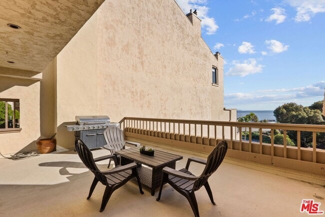 Building Photo - 23924 De Ville Way