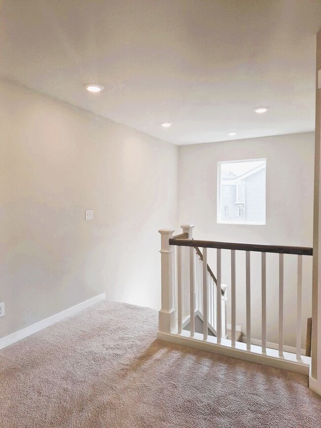 Building Photo - Beautiful 5BD/3BA home located in Rainer Ridge