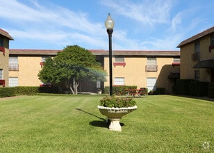Building Photo - Car Mel Apartments