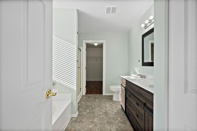 Building Photo - Modern 4-Bedroom Home with 5-Piece Primary...