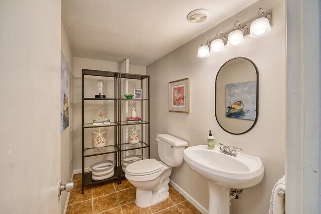 Building Photo - "Charming 3-Bed Townhouse with Scenic View...