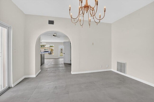 Building Photo - 467 NE 31st St