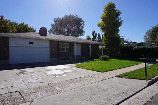 Building Photo - Quiet 5 Bedroom 3 Bath West Jordan Home