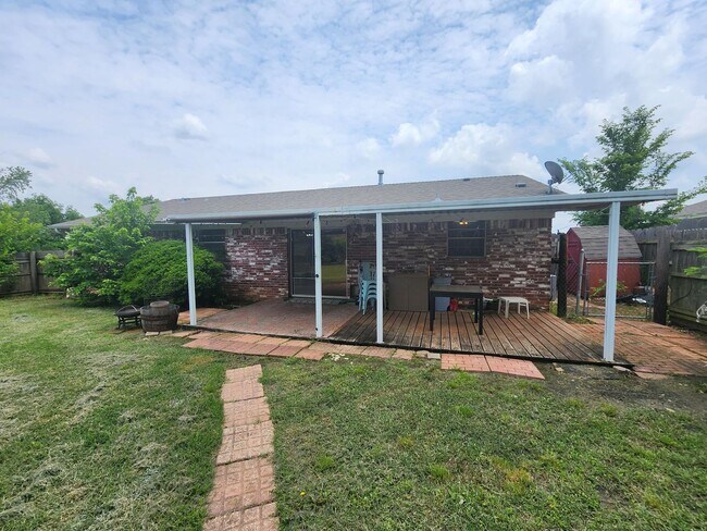 Building Photo - Darling Home in East Shawnee