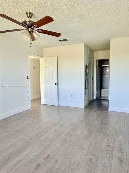 Building Photo - 281 W Park Dr