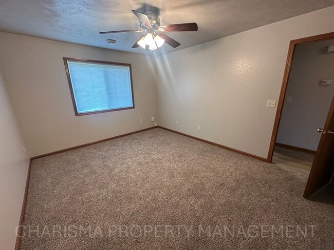 Building Photo - Spacious & Convenient Walk-In Level Townhome in Brandon - 2 BD 1 BA unit!