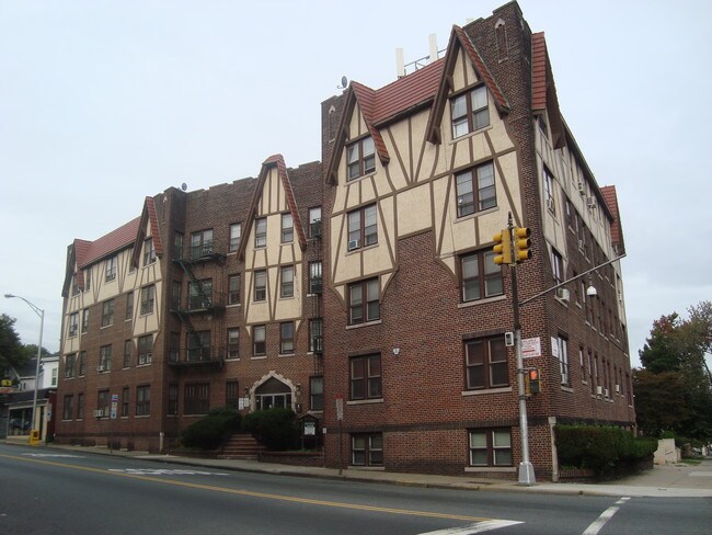 Main Photo - Broadway Manor