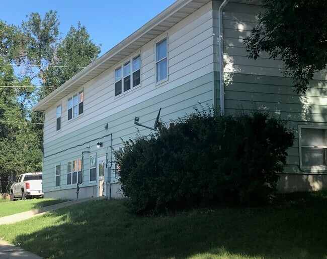 Building Photo - 1101 6th Ave E