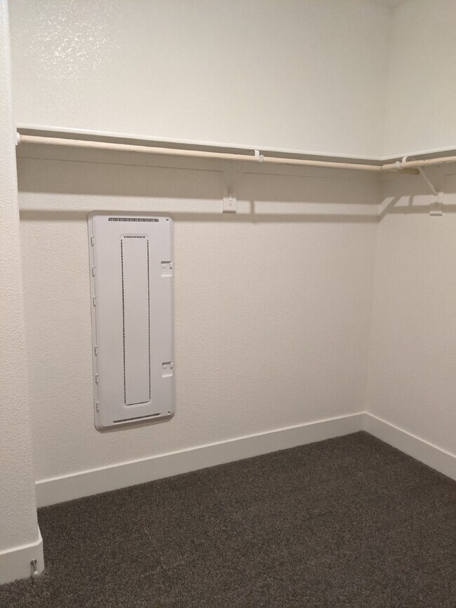 Building Photo - Prime location in Merced!