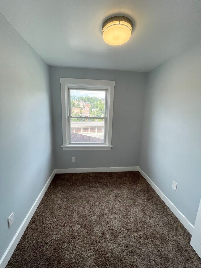 Building Photo - Entirely Remodeled 3 Bedroom, 1 Bathroom i...