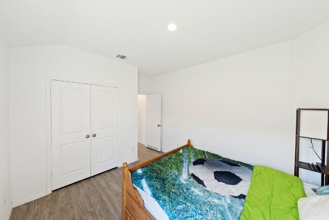 Building Photo - Primary Closet Made for Kings & Queens - UP TO 1 MONTH FREE RENT AVAILABLE!