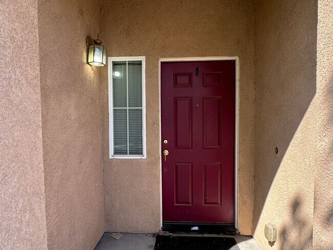 Building Photo - Four Bed, Two Bath Home Close to Hwy 99 an...
