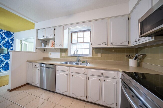 Building Photo - Charming Home in Valley View Gardens