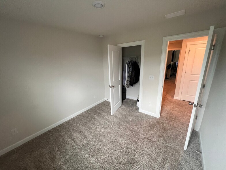Building Photo - Room in Townhome on Memorial Pkwy